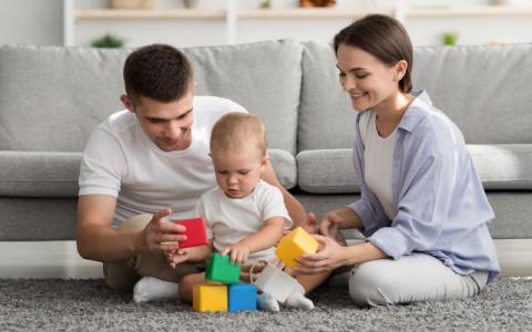 genitori che giocano con il figlio