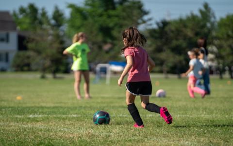 bambine che giocano a calcio