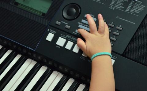 immagine di bambino che suona un piano elettrico per evocare il tema dei progetti educativi innovativi al centro del protocollo d'intesa siglato dal Ministero dell’istruzione e del merito e dalla Fondazione Andrea Bocelli 