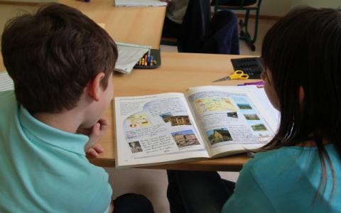 immagine di bambini che studiano per evocare il tema dello sviluppo delle competenze in ambito storico-sociale per un consapevole esercizio dei diritti e dei doveri di cittadinanza, al centro del protocollo d’intesa siglato dal Ministero dell’istruzione e del merito e dall’Istituto nazionale Ferruccio Parri