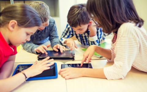 bambini che usano i tablet