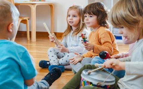bambini che usano strumenti musicali