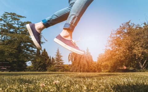 immagine di ragazzo che salta in un parco per evocare il tema del protagonismo degli adolescenti, al centro dell'avviso pubblicato dal Comune di Milano e dall’impresa sociale nell’ambito del Fondo per il contrasto della povertà educativa minorile 