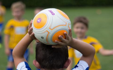 bambini che giocano a calcio