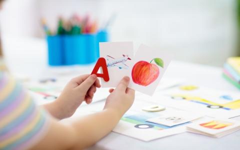 immagine di bambino che impara l'alfabeto per evocare il tema dell'apprendimento della lingua italiana da parte di bambini e ragazzi stranieri non accompagnati 