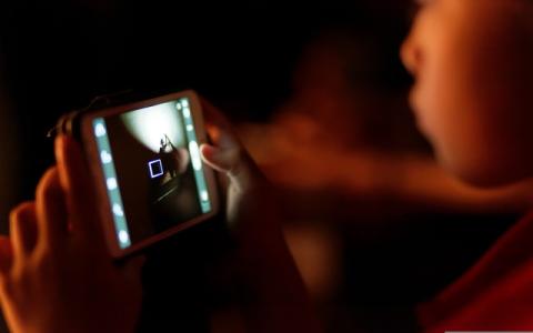 bambino che usa il cellulare