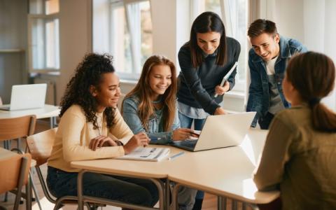 immagine di un gruppo di ragazzi che studiano per evocare il tema del bando lanciato dall’impresa sociale Con i Bambini per promuovere il benessere psicologico e sociale degli adolescenti