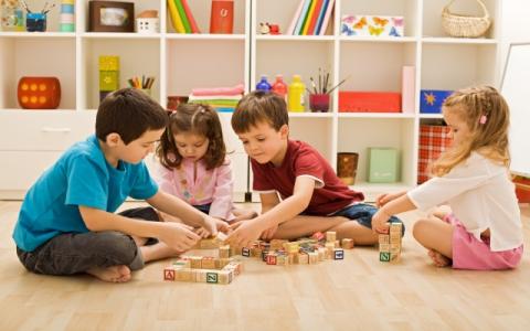 bambini che giocano per evocare il tema del contrasto della povertà educativa minorile al centro del bando Iniziative in cofinanziamento, promosso dall’impresa sociale Con i Bambini