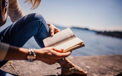 ragazza che legge un libro