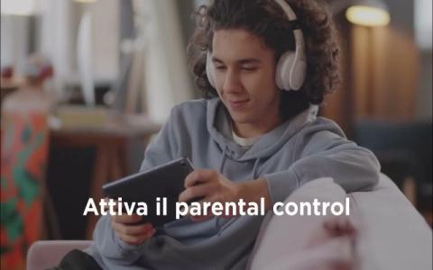 ragazzo che ascolta la musica nello spot della campagna sul parental control progettata dal Dipartimento per le politiche della famiglia e realizzata in collaborazione con il Dipartimento per l’informazione e l’editoria