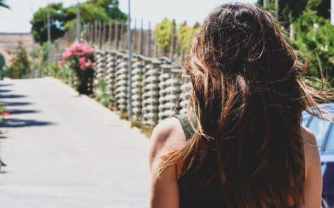 immagine di ragazza di spalle per evocare i temi dei giovani care leavers al centro del Care Leavers Day del 18 maggio