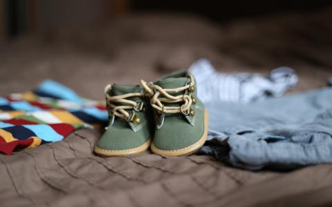 immagine di scarpine da neonato per evocare il tema della Shaken Baby Syndrome, a cui è dedicata la ricerca frutto della collaborazione tra la Fondazione Terre des Hommes Italia e la Rete ospedaliera per la prevenzione del maltrattamento all’infanzia che verrà presentata il 21 settembre 2023 a Roma