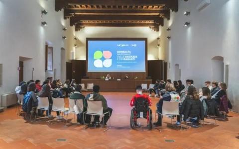 ragazze e ragazzi della Consulta durante l'incontro nel Salone Brunelleschi dell'Istituto degli Innocenti