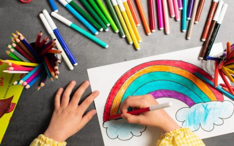 bambina che colora