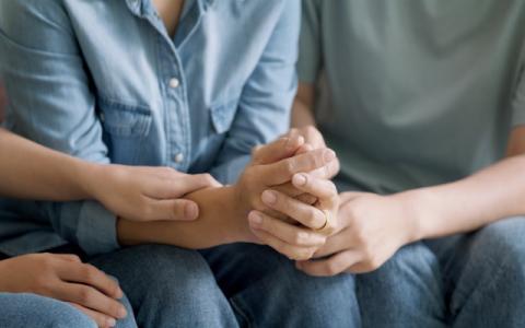 mani che si stringono in segno di solidarietà
