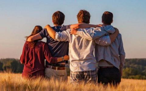 ragazzi che si abbracciano