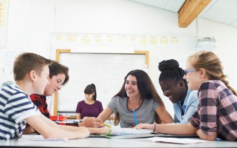 adolescenti che si confrontano in classe per evocare il tema della salute mentale e del benessere psicosociale degli adolescenti a cui sono dedicati il corso Supporto integrato all’adolescenza e alla transizione all’età adulta e il Kit di Espressione e Innovazione per Adolescenti