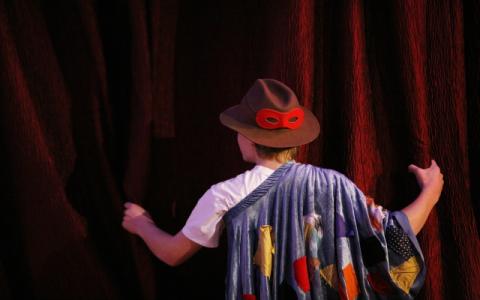 ragazzo che recita in uno spettacolo teatrale per evocare il tema dell'educazione teatrale a scuola al centro del corso di formazione IO SONO TE, metodologia per un teatro di tutti