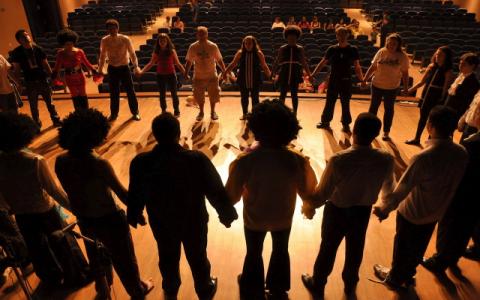 immagine di ragazzi che mettono in scena uno spettacolo teatrale per evocare il tema dei linguaggi del teatro a scuola