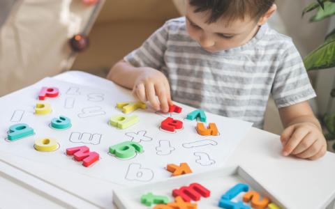bambino che gioca con le lettere dell'alfabeto