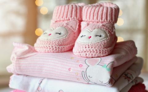 scarpine rosa da neonato per evocare il concetto di natalità