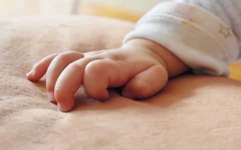 immagine della mano di un bambino piccolo per evocare il tema della natalità sul quale si sofferma il report Istat Indicatori demografici. Anno 2022