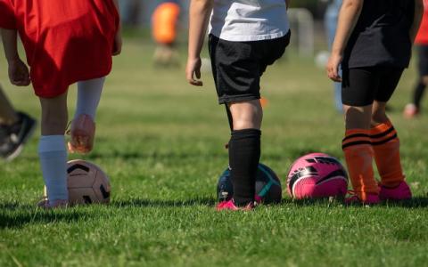 bambini che giocano a calcio