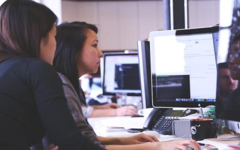 ragazze che lavorano al computer per evocare il tema Uno sguardo al futuro: l’intelligenza artificiale, al centro di Didacta Italia – Edizione Siciliana