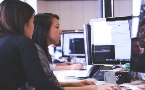 ragazze che lavorano al computer per evocare il tema Uno sguardo al futuro: l’intelligenza artificiale, al centro di Didacta Italia – Edizione Siciliana