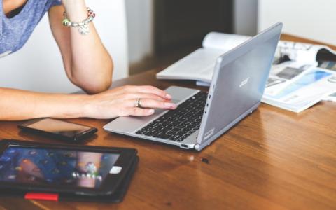 ragazza che lavora al computer per evocare il tema dell'intelligenza artificiale e il futuro dell'educazione a cui è dedicato il documento Unesco Generative AI and the future of education