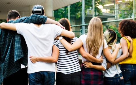 ragazze e ragazzi che si abbracciano
