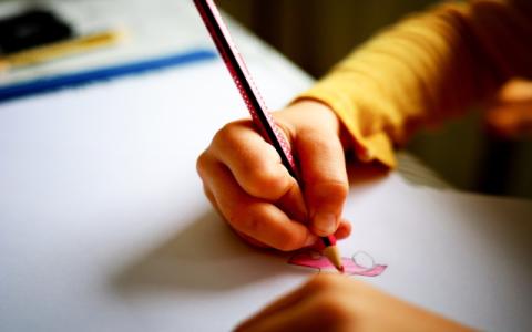 bambino che disegna