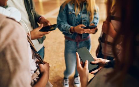 ragazzi che usano il cellulare