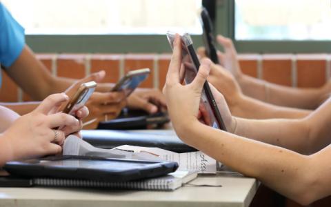 ragazzi che usano il cellulare