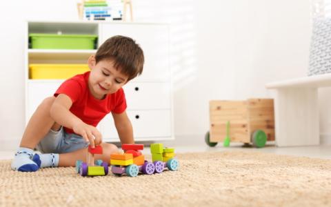 bambino che gioca con un trenino