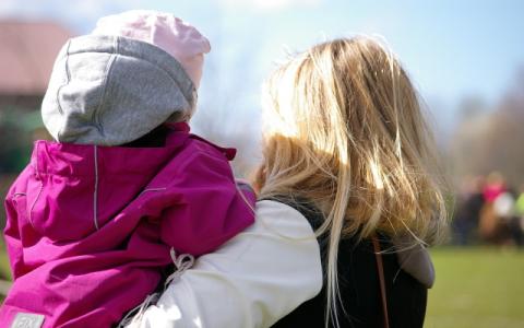 immagine di una madre con la figlia per evocare il tema della Giornata mondiale della consapevolezza dell’autismo