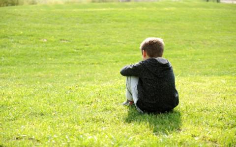 immagine di bambino solo di spalle per evocare il tema della Giornata internazionale dei bambini scomparsi