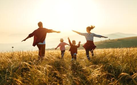 immagine di famiglia con bambini per evocare il tema della Giornata internazionale delle famiglie