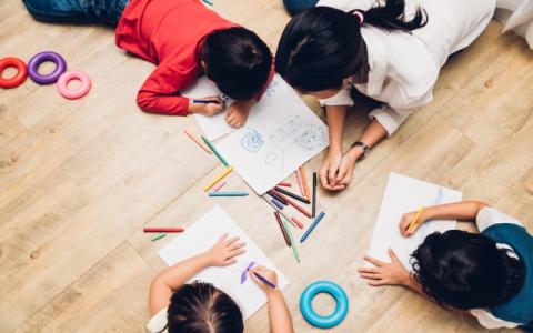 bambini che disegnano per evocare il tema dei diritti dei minorenni al centro della Giornata internazionale dei diritti dell’infanzia e dell’adolescenza 