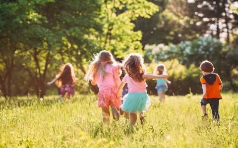 bambini che corrono su un prato