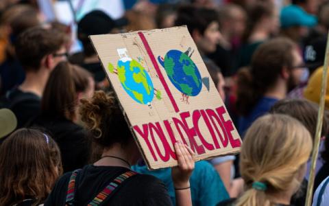 giovani che manifestano per il clima