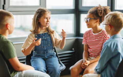 bambini seduti in cerchio che parlano