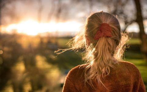 immagine di bambina che guarda la natura circostante per evocare il tema dell'incontro: I nuovi principi costituzionali per la tutela dell’ambiente nell’interesse delle future generazioni: conseguenze giuridiche, politiche ed economiche 