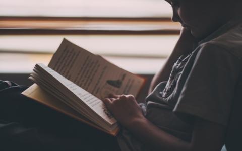 bambino che legge un libro