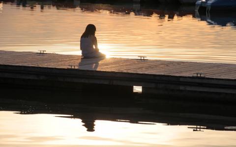 immagine di ragazza sola per evocare il tema delle procedure di identificazione e accertamento dell’età dei minori stranieri non accompagnati a cui è dedicata la mappatura delineata nel report di Save the Children