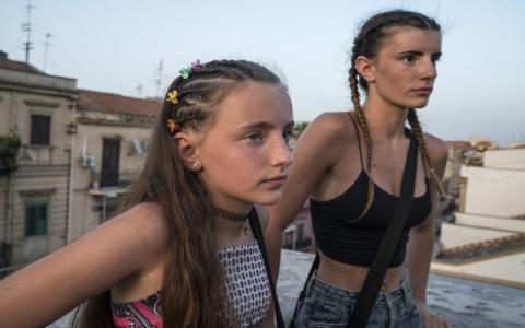 due ragazze nello scatto di Riccardo Venturi per la mostra fotografica Stati d’infanzia – Viaggio nel Paese che cresce
