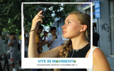 Locandina dell'inaugurazione della mostra fotografica Vite in Movimento. Sogni e sfide di 16 adolescenti in Italia