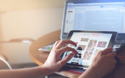 ragazzo che usa il tablet