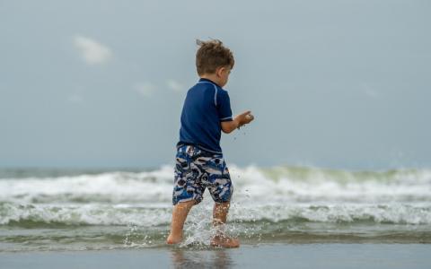 bambino da solo in spiaggia
