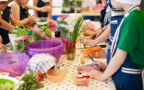 studenti a lezione di cucina per evocare il tema dell'educazione alla salute al centro del progetto Airc nelle scuole